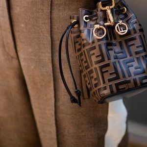 Meet your Posher, Ikelia